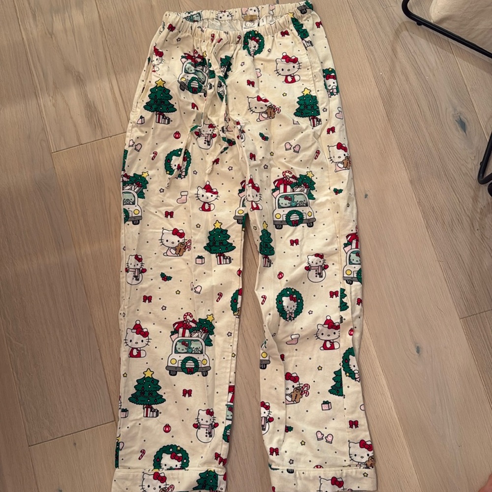BRAND NEW NEVER WORN size SMALL party barn teen hello kitty Christmas’s pajamas